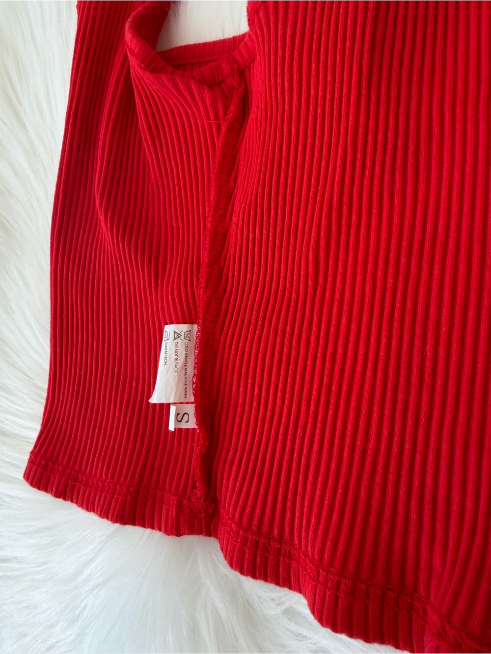 Red Ribbed One-Shoulder Crop Top - Picture 2 of 3